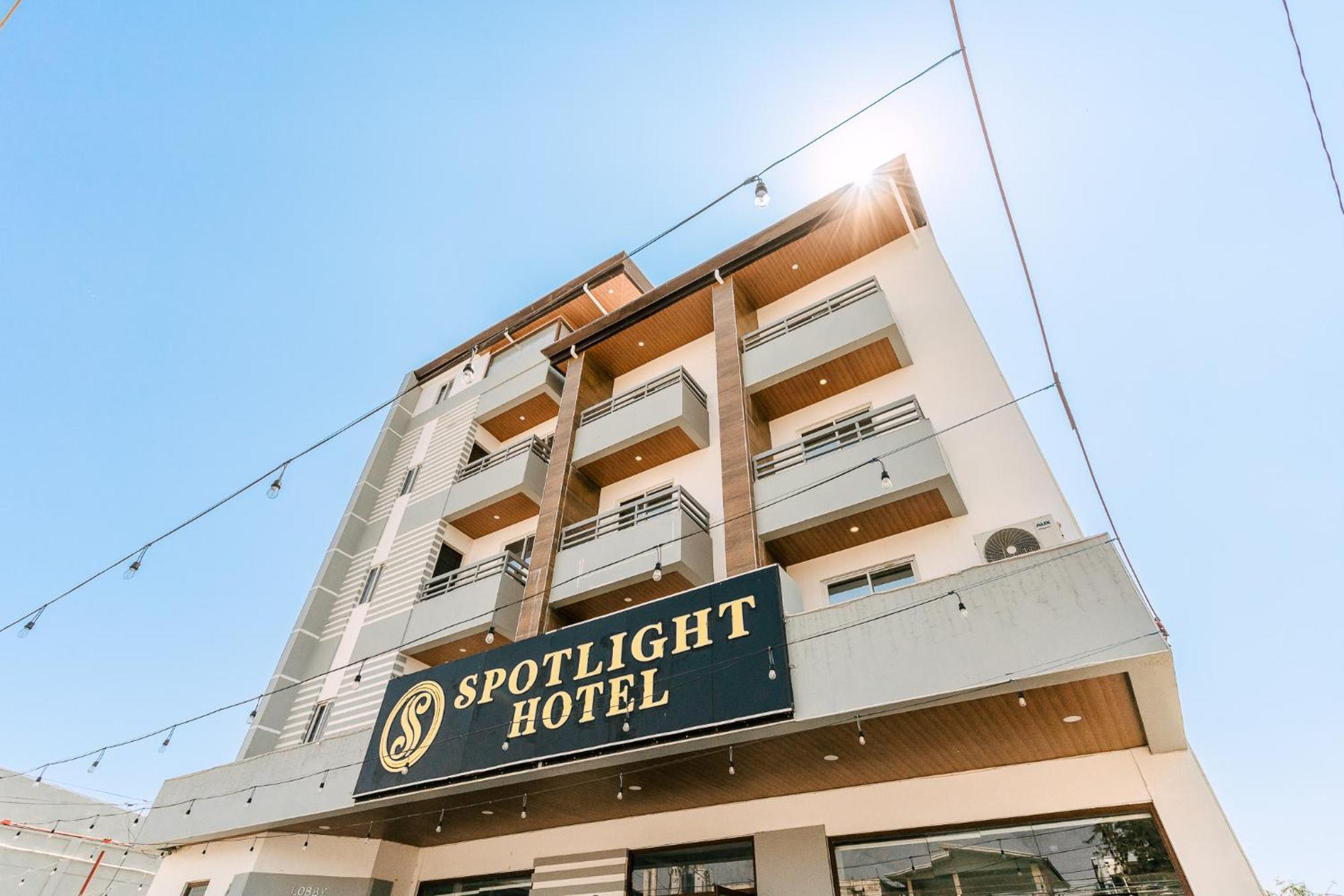 Spotlight Hotel Near Hundred Islands Wharf Alaminos Esterno foto