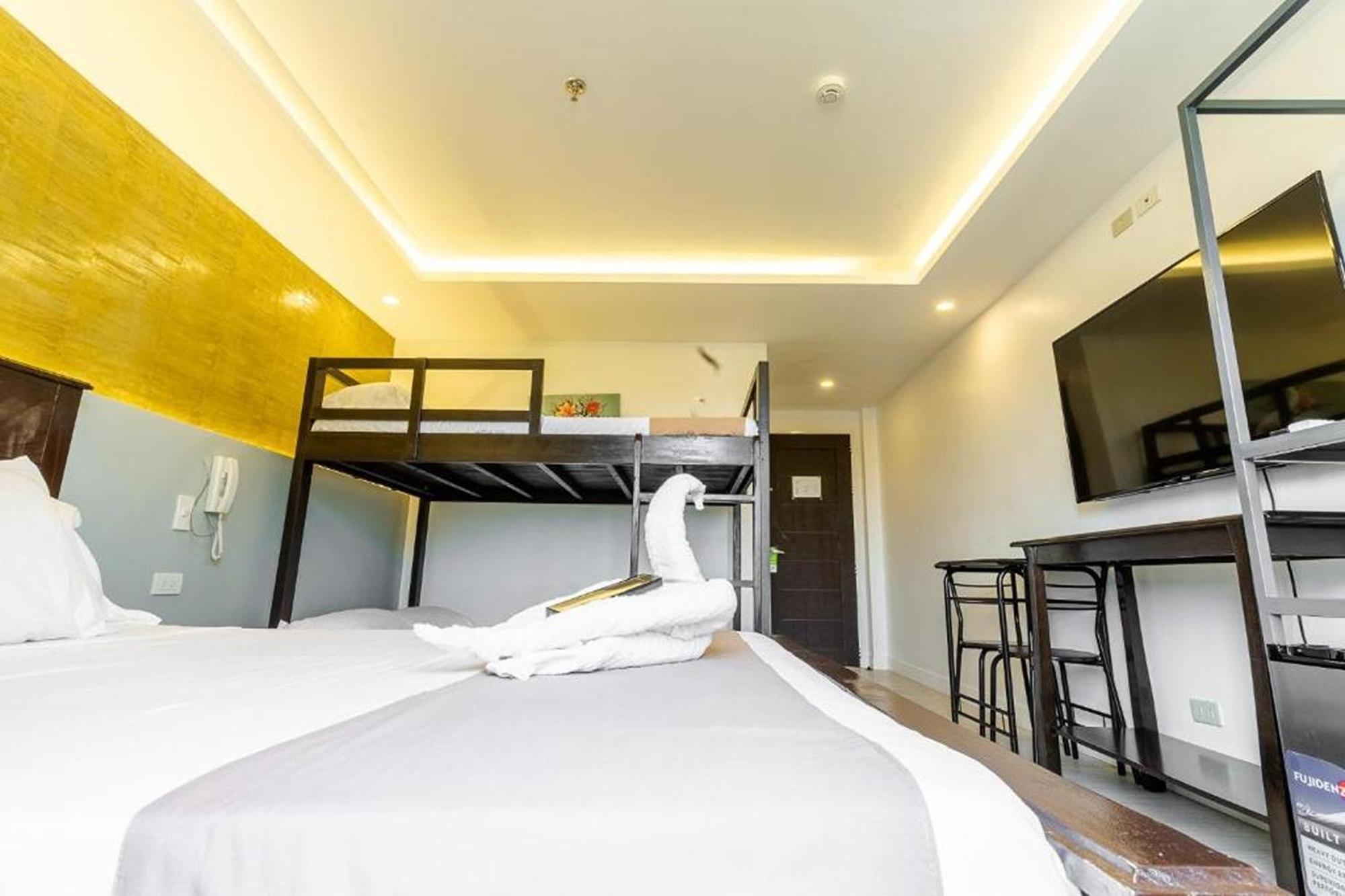 Spotlight Hotel Near Hundred Islands Wharf Alaminos Esterno foto