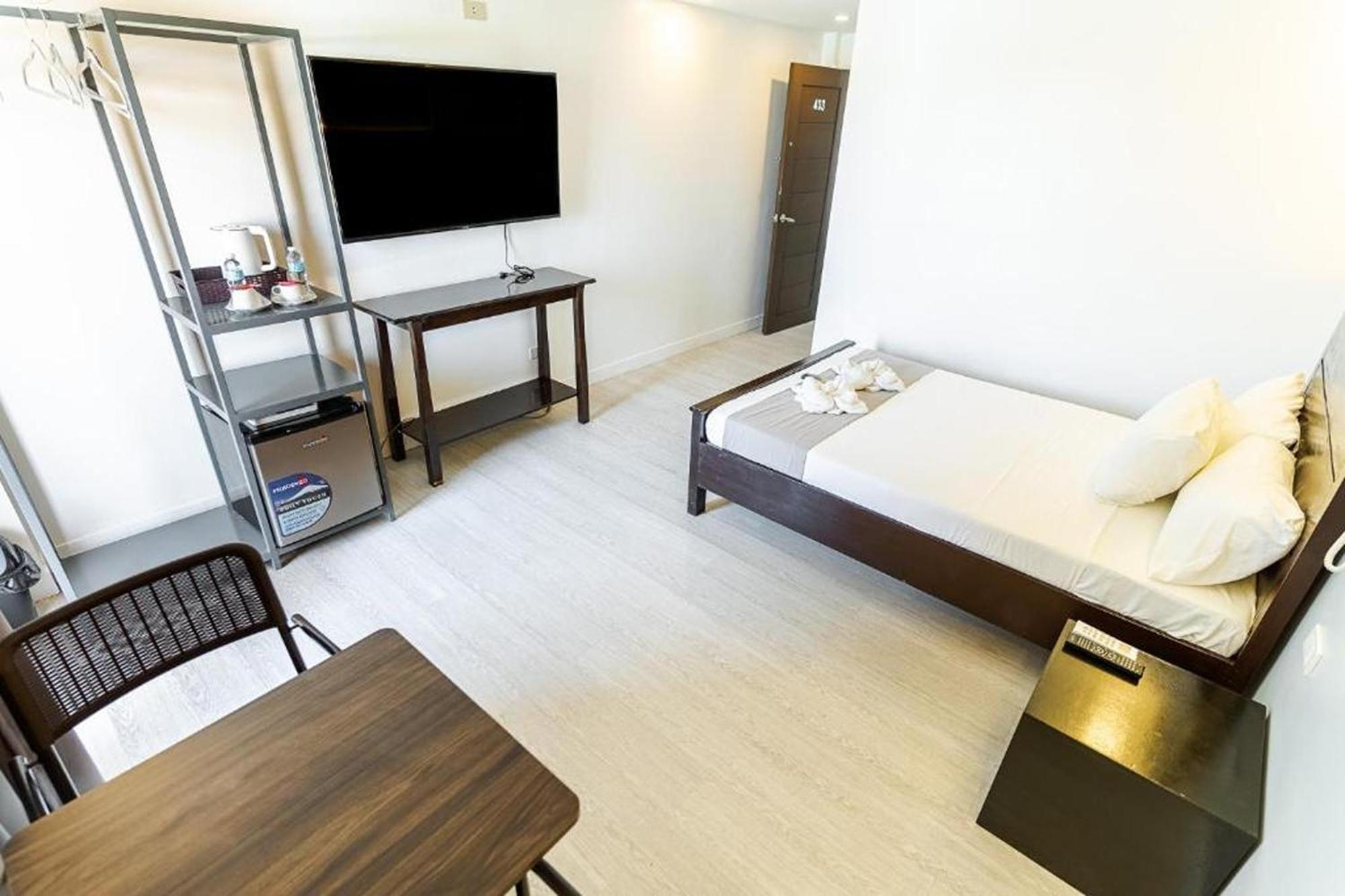 Spotlight Hotel Near Hundred Islands Wharf Alaminos Esterno foto