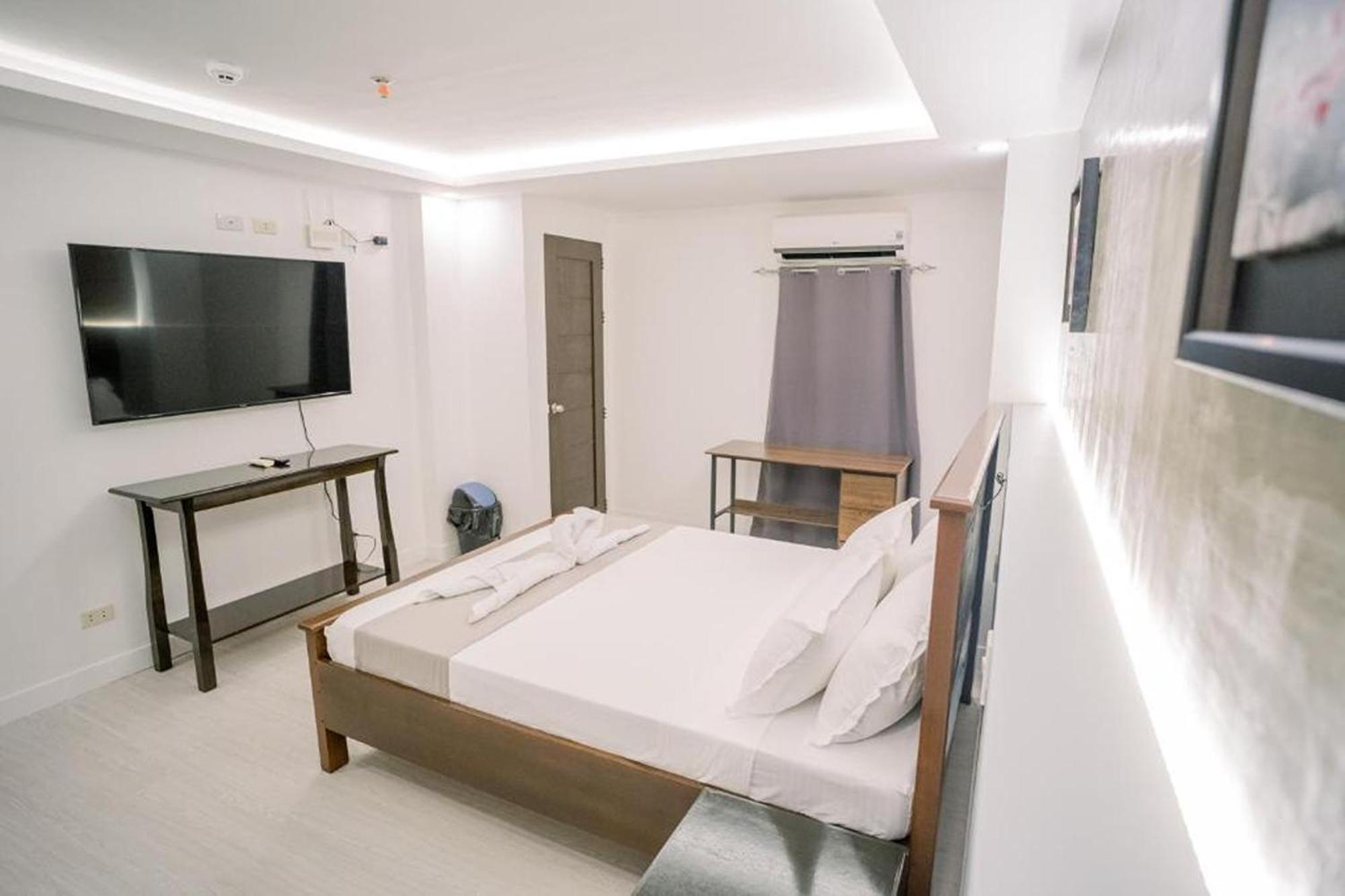 Spotlight Hotel Near Hundred Islands Wharf Alaminos Esterno foto