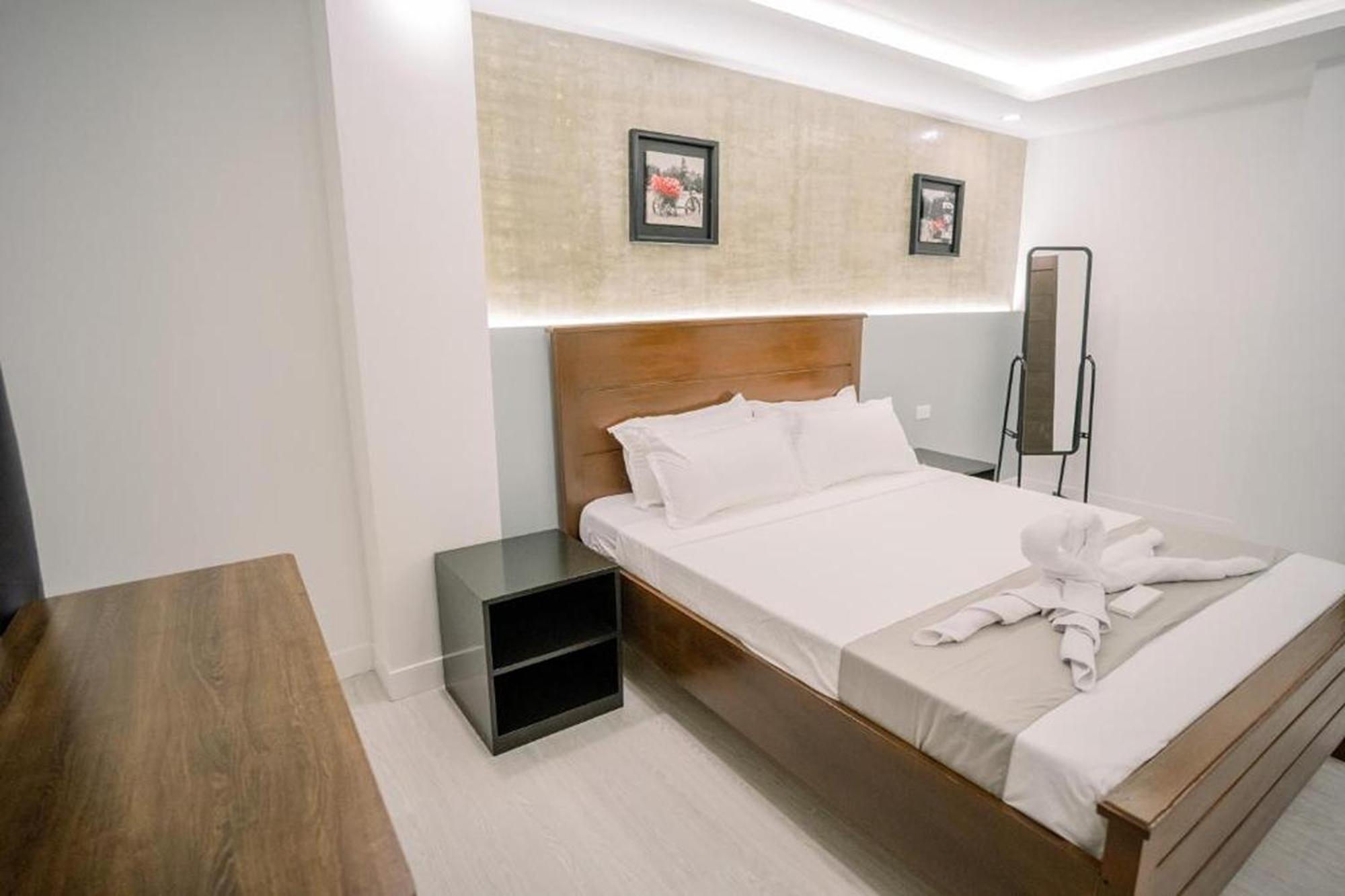 Spotlight Hotel Near Hundred Islands Wharf Alaminos Esterno foto