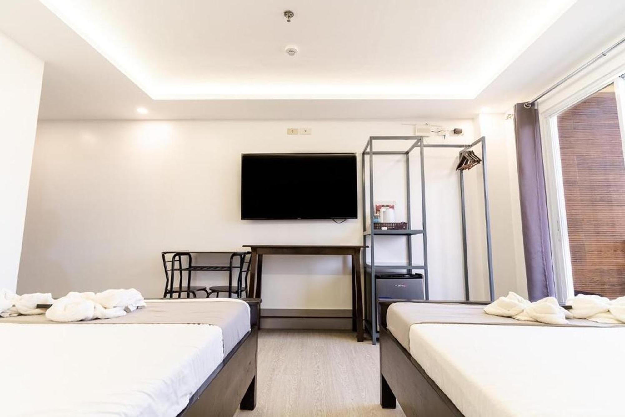 Spotlight Hotel Near Hundred Islands Wharf Alaminos Esterno foto